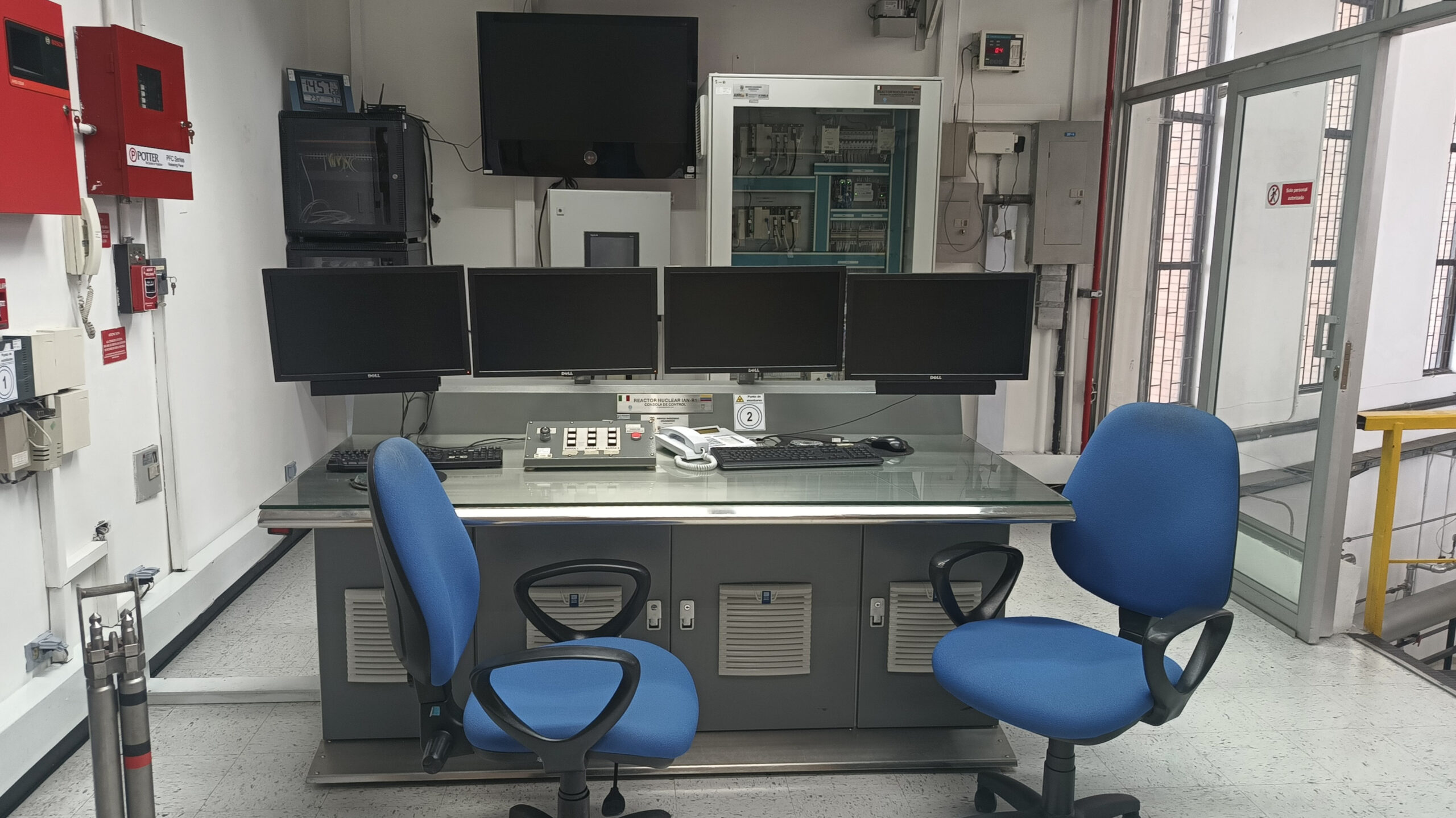 Consola de control reactor nuclear