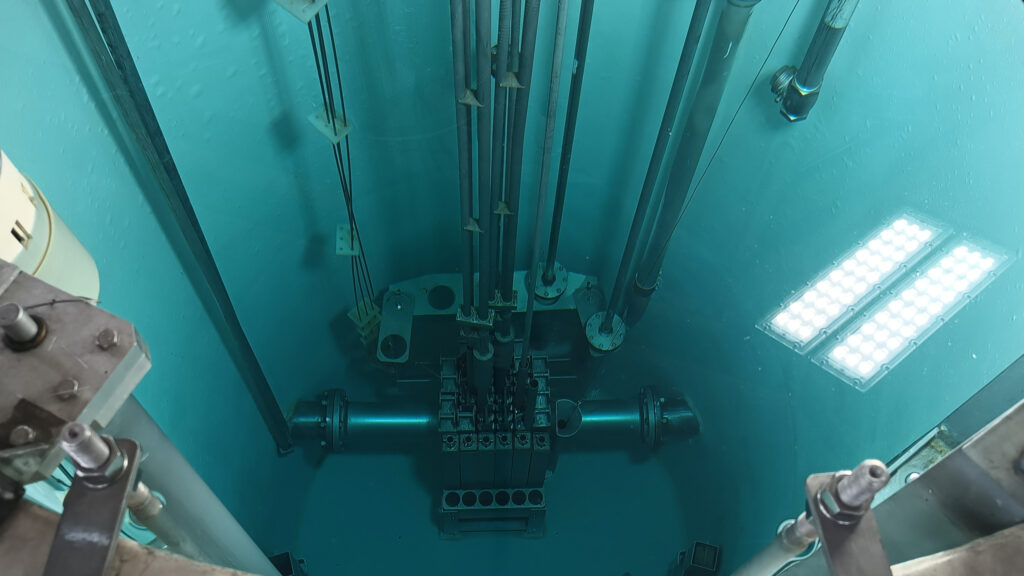 Vista al interior del reactor nuclear IAN-R1