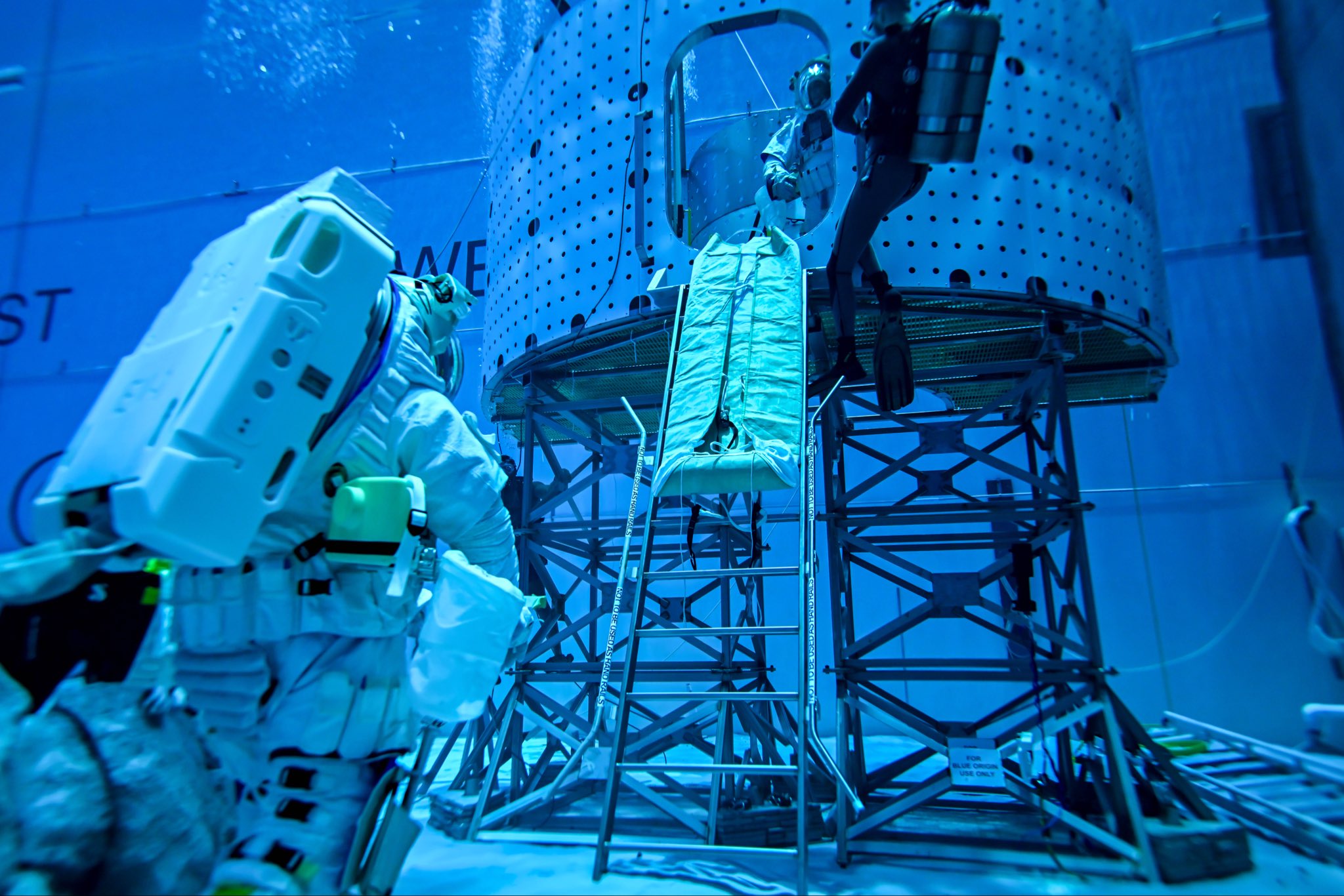 Fotografía de una maqueta para pruebas del Blue Moon MK2 en una piscina de la NASAS