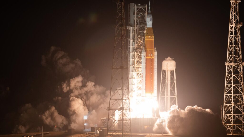 Imagen del despegue inaugural del SLS de la NASA