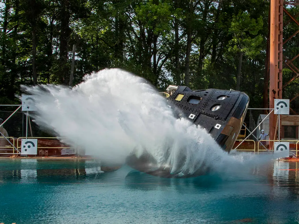 Un prototipo de la nave Orion de la NASA impacta contra la piscina de agua de LandIR