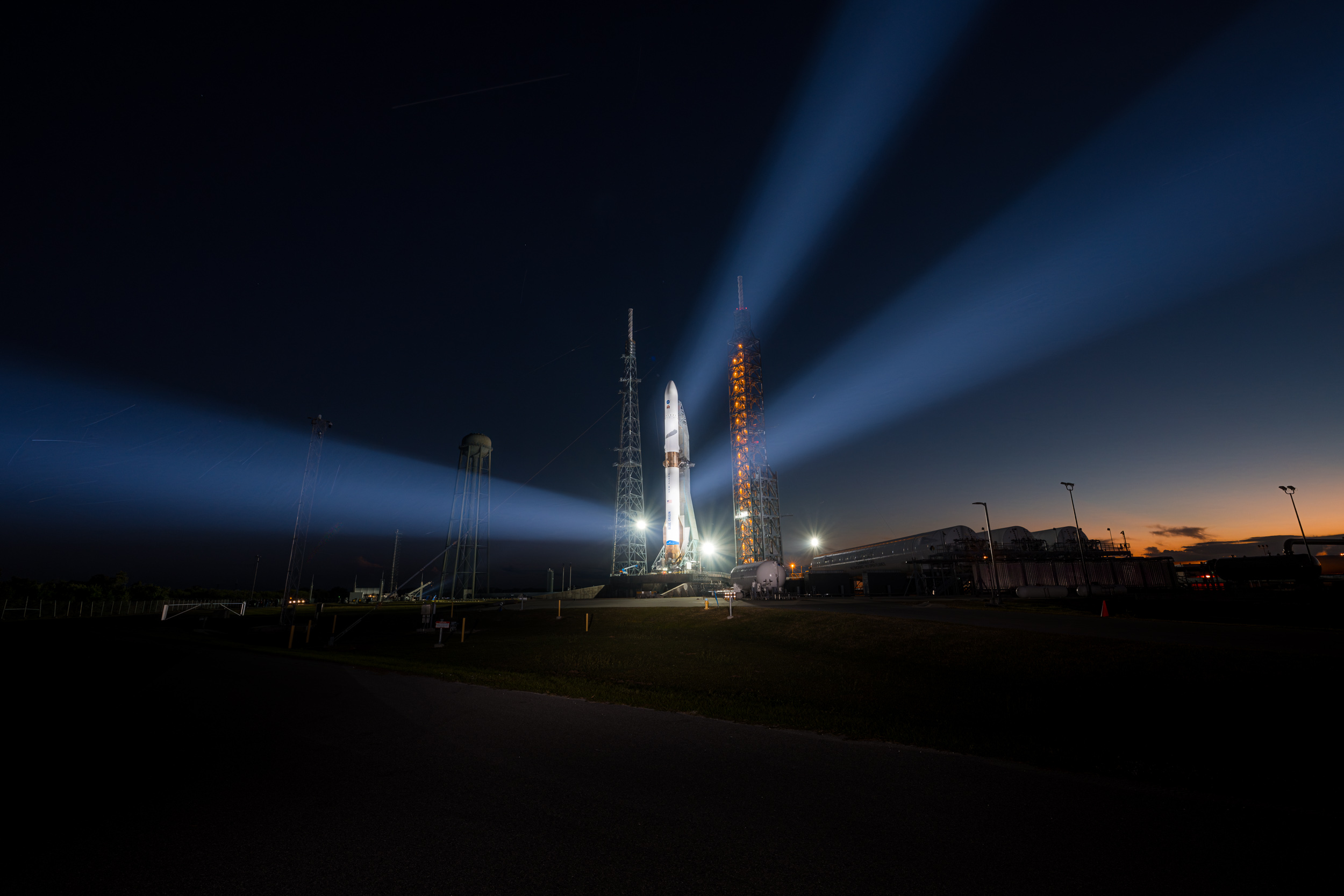 Imagen del cohete New Glenn en la rampa LC-37 iluminado en la noche anterior al lanzamiento