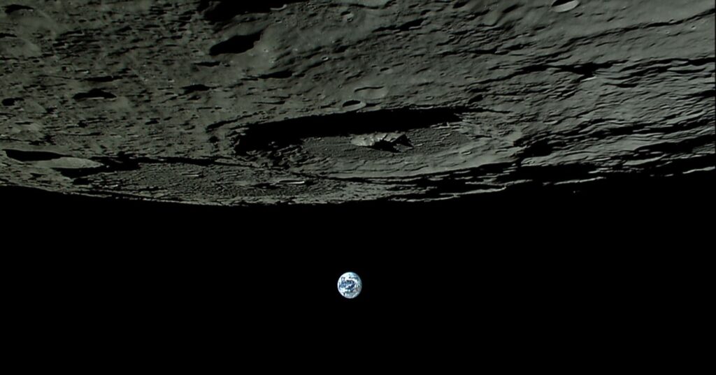 La tierra vista desde el polo sur de la Luna