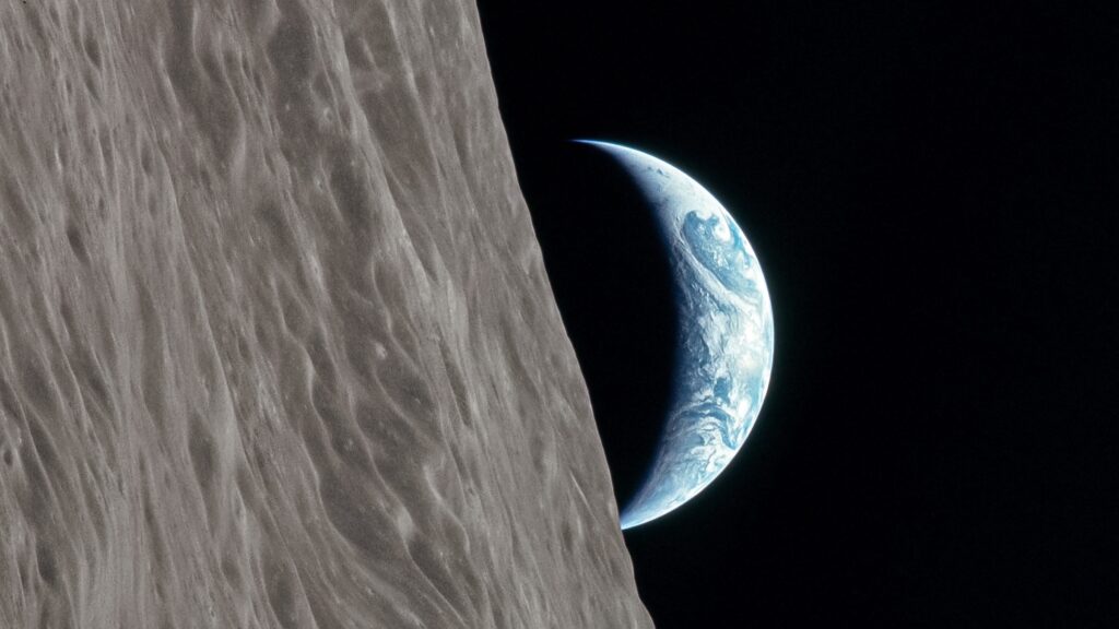 La Tierra emergiendo desde detrás de la Luna