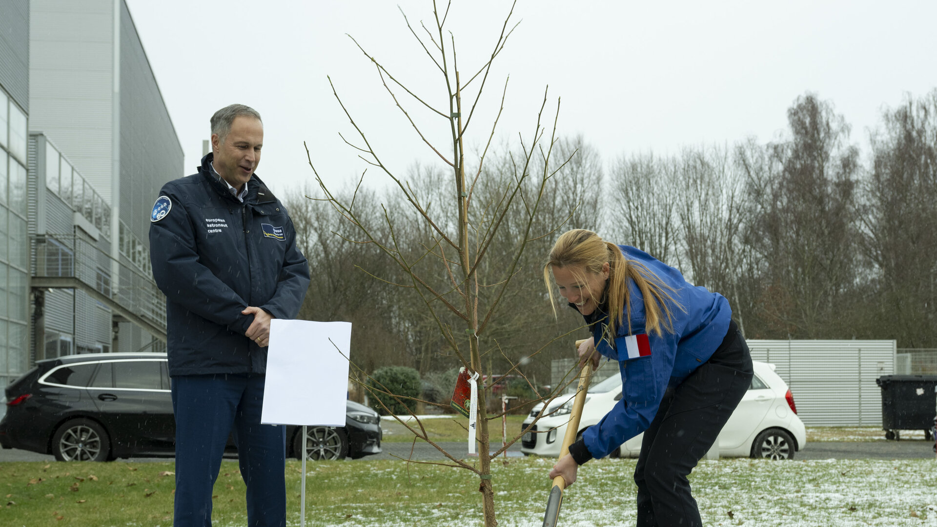 Sophie Adenot planta un arbol en Colonia