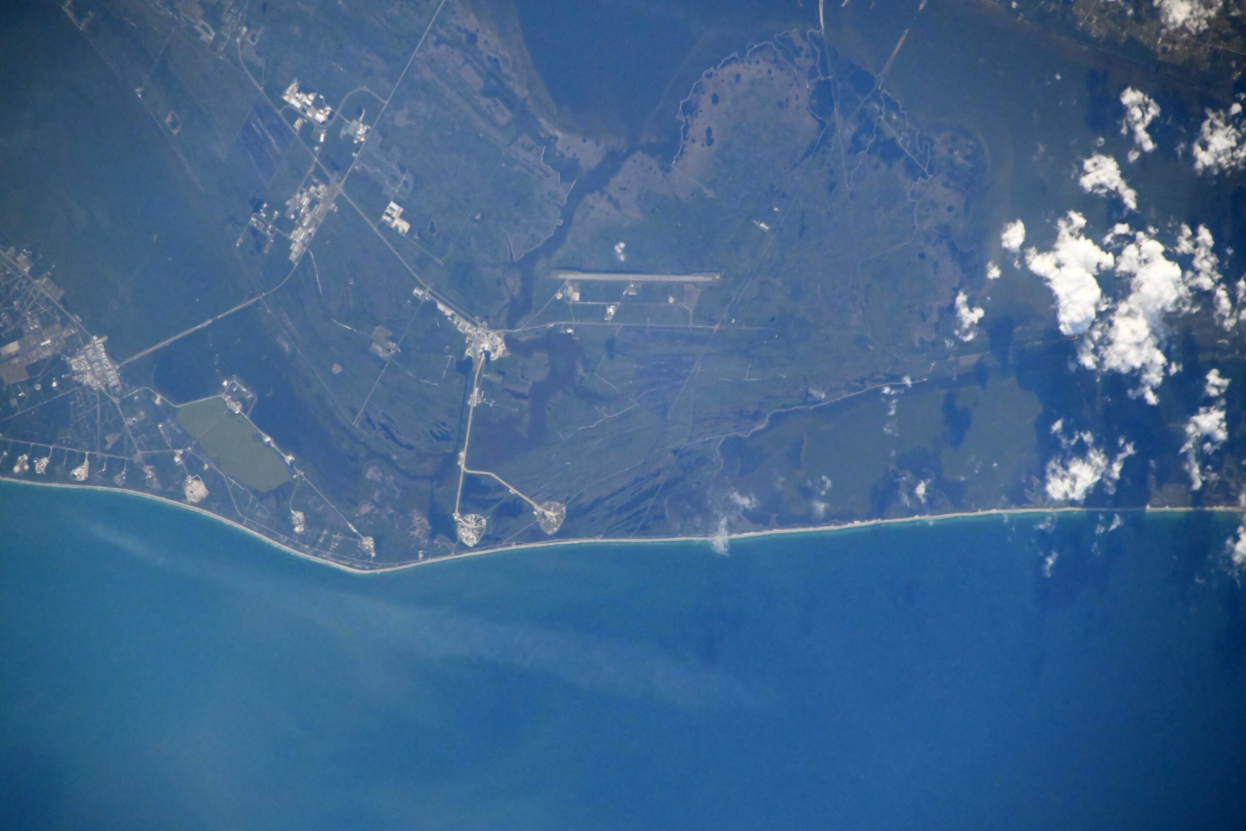 Imagen del centro espacial Kennedy centrado en el complejo de lanzamiento LC-39B