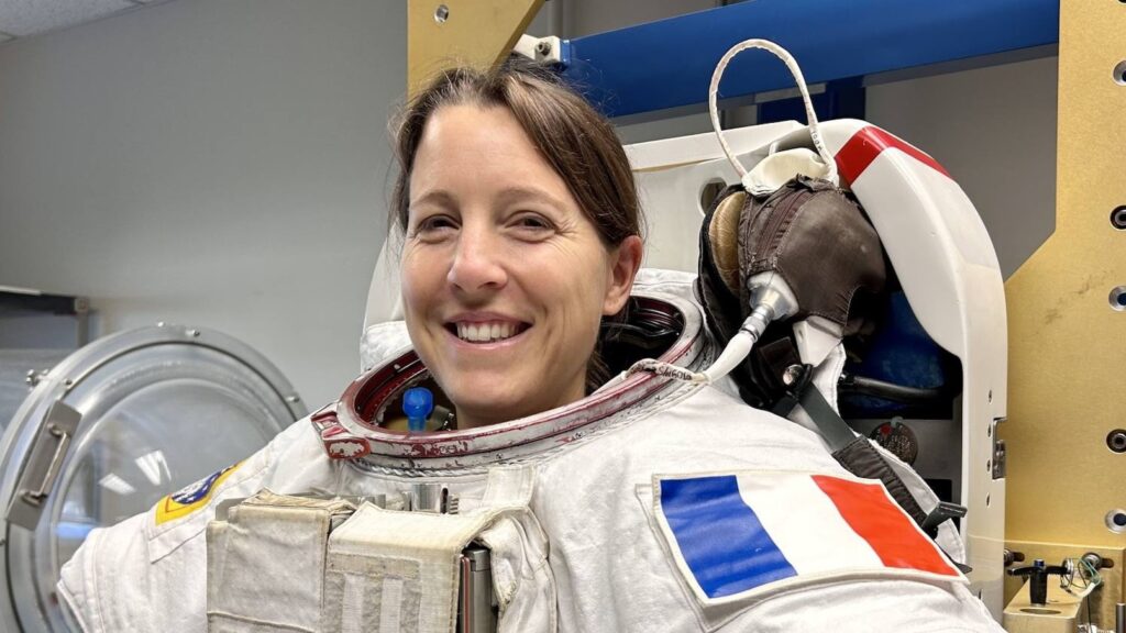 Sophie Adenot posa con traje extravehicular. Fuente: Sociedad Astronómica Francesa
