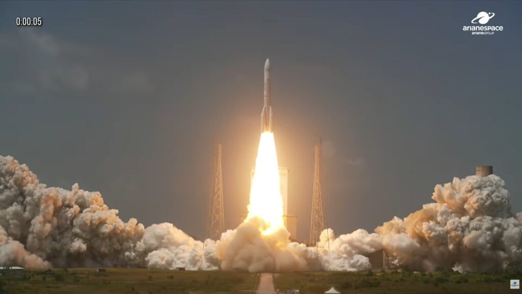 Imagen del primer despegue de un Ariane 64