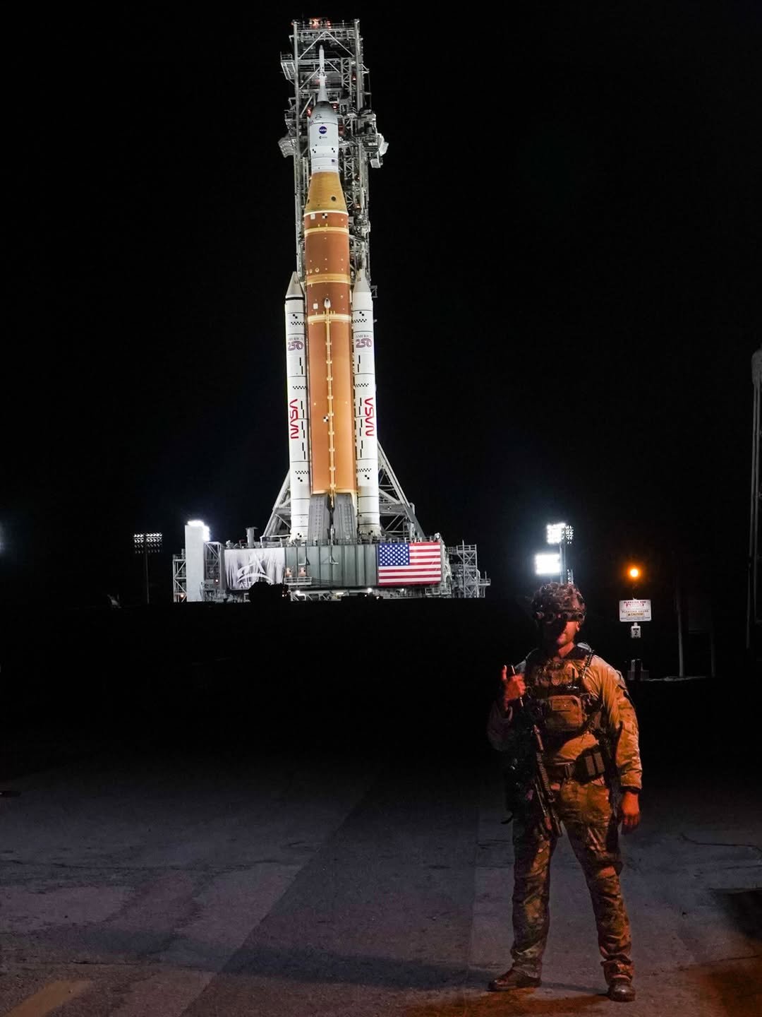 Un miembro del ERT de la NASA con el SLS de Artemisa 2 al fondo