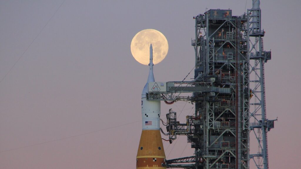 Cohete SLS y la Luna LLena