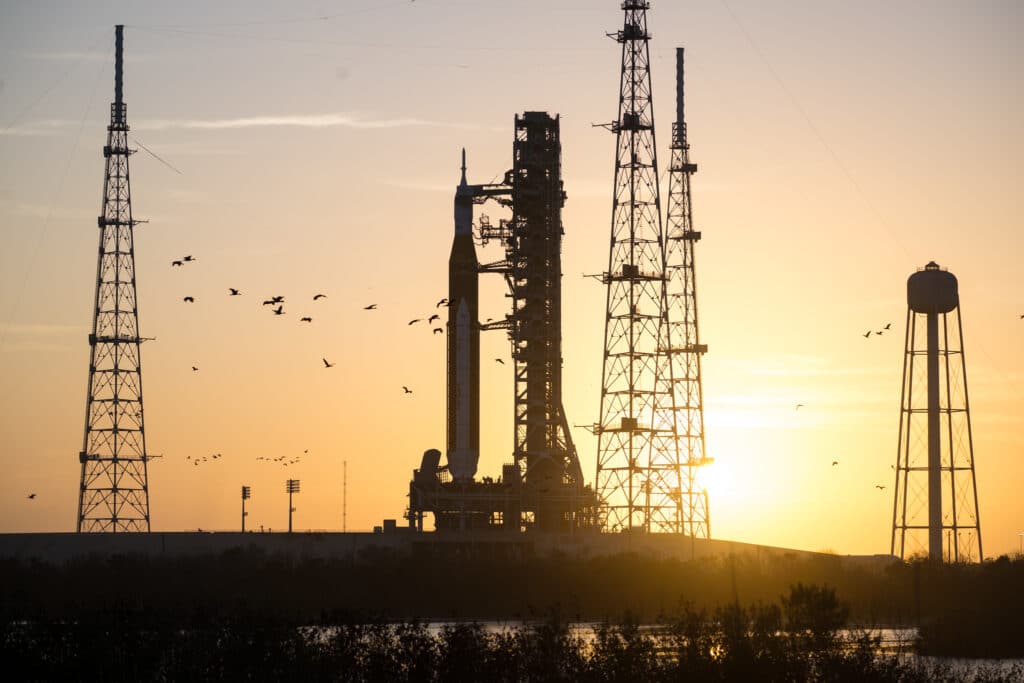 El SLS se alza junto a la torre de servicio en la rampa LC-39B