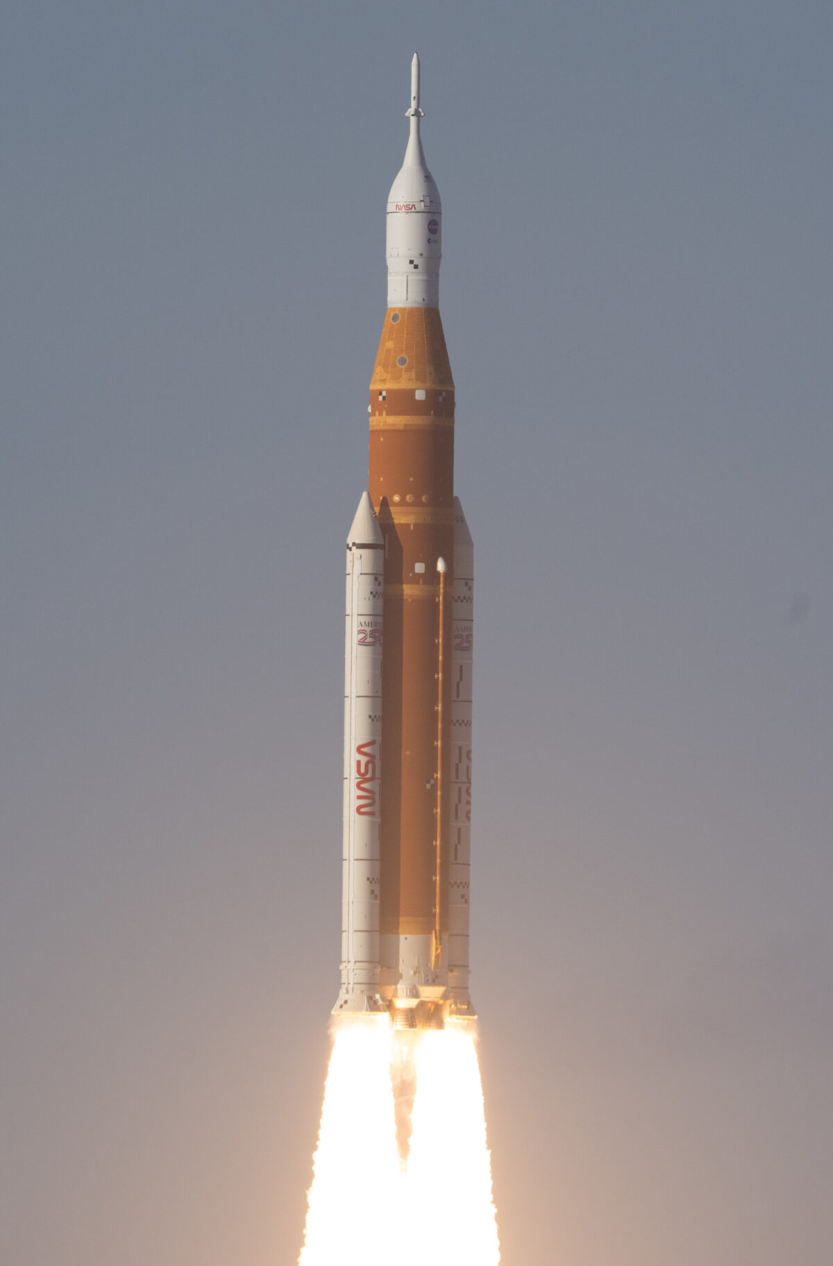 Imagen en vertical del SLS durante el lanzamiento de Artemis II