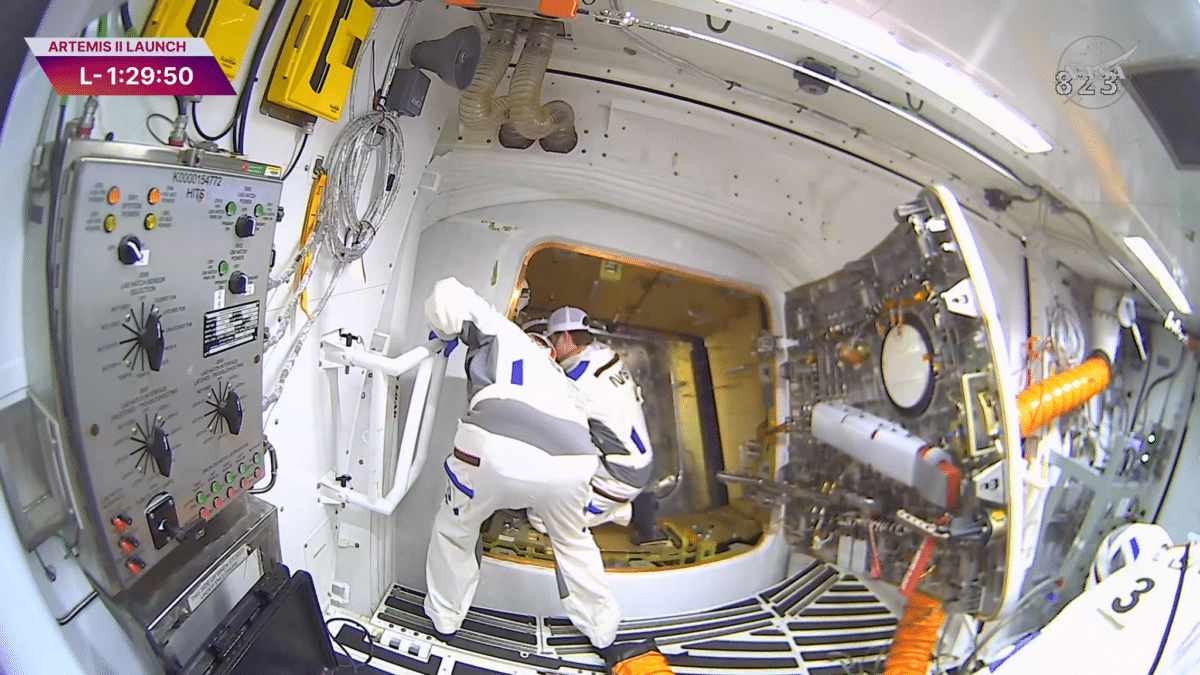 Técnicos trabajan en el interior del módulo de tripulación Orion durante las operaciones finales previas al cierre de la escotilla