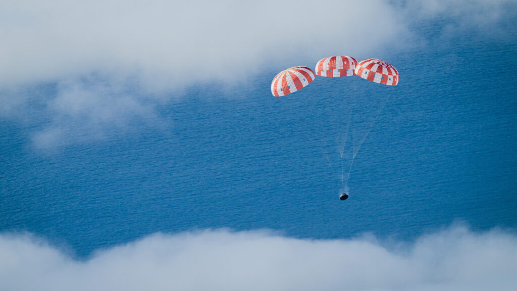 Amerizaje de Orion cayendo bajo paracaídas