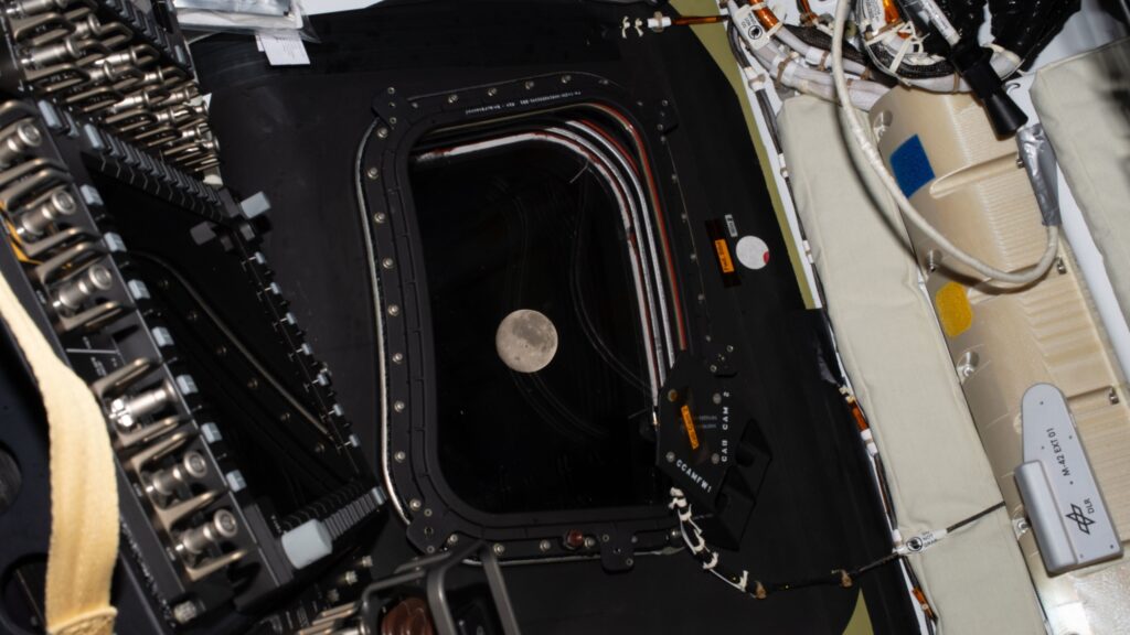 Fotografía desde el interior de la Orion a través de la ventana que muestra la Luna durante la misión Artemis II
