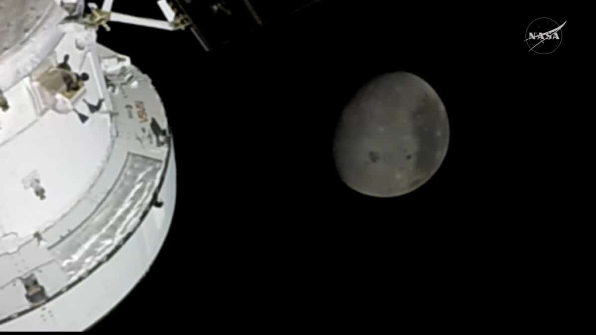 Imagen de la cámara de los paneles solares de la cápsula apuntando a la Luna