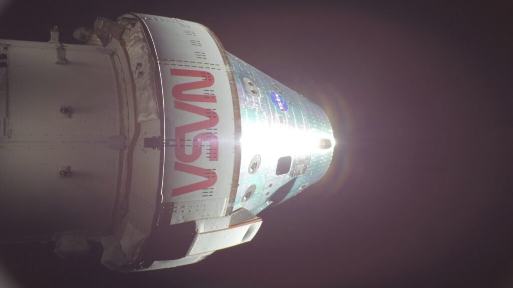 Imagen de la nave Orion en el espacio iluminada por el sol en el frente