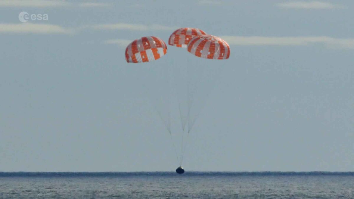 Cápsula Orion amerizando