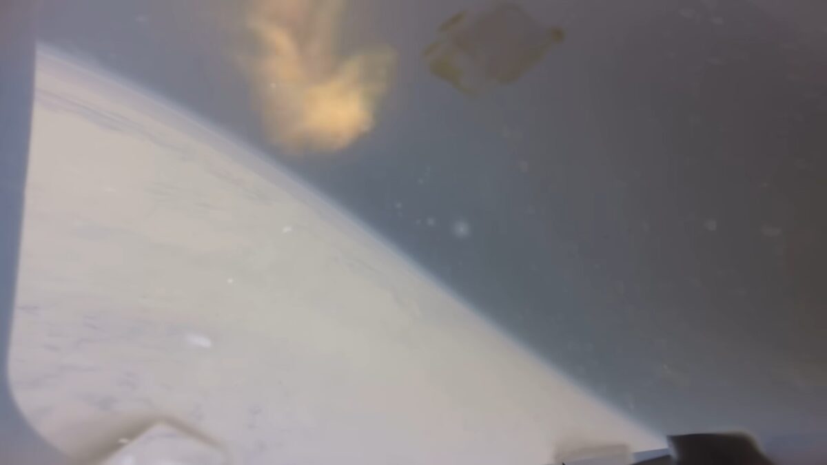 Cámara on board de la misión Artemis I filma el plasma alrededor de la nave en la reentrada.