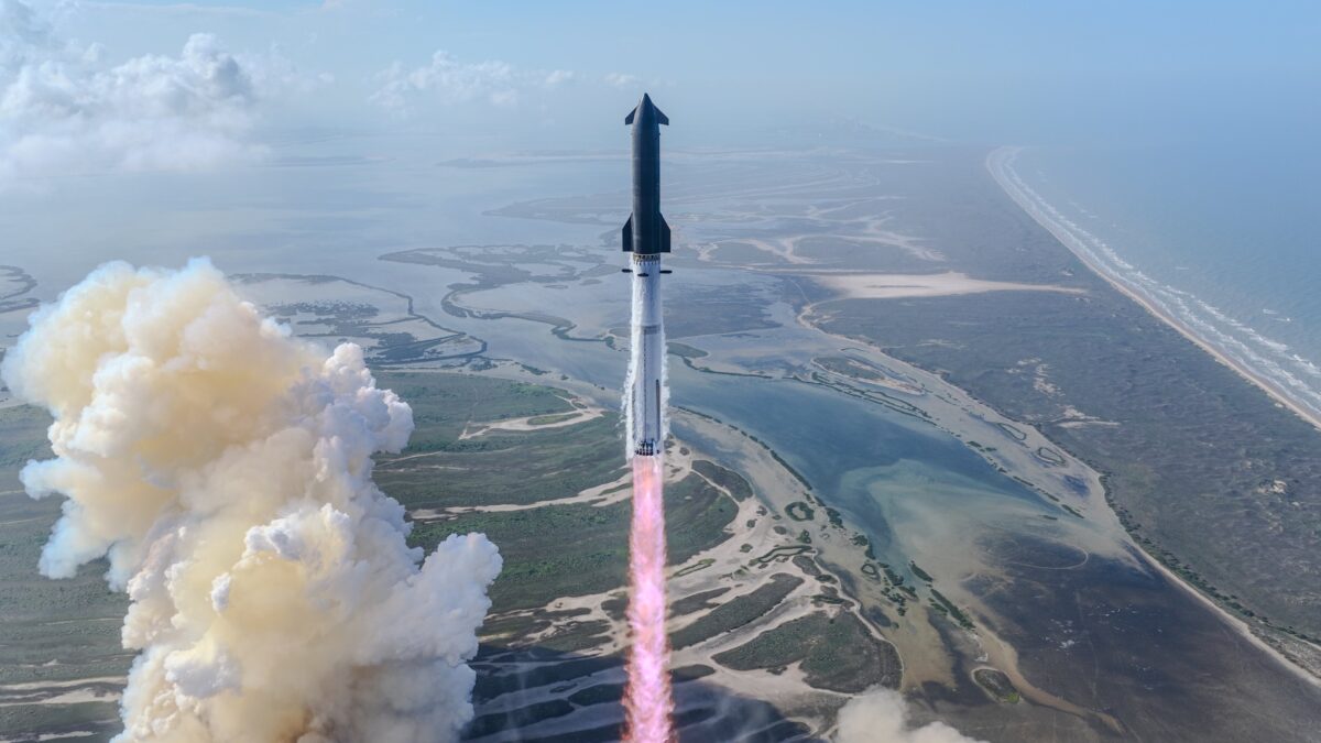 Imagen de los primeros segundos del vuelo de la Starship V3 aún sobre Boca Chica