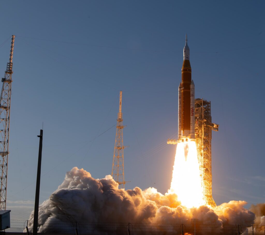 Despegue del cohete SLS de la NASA durante una misión Artemis
