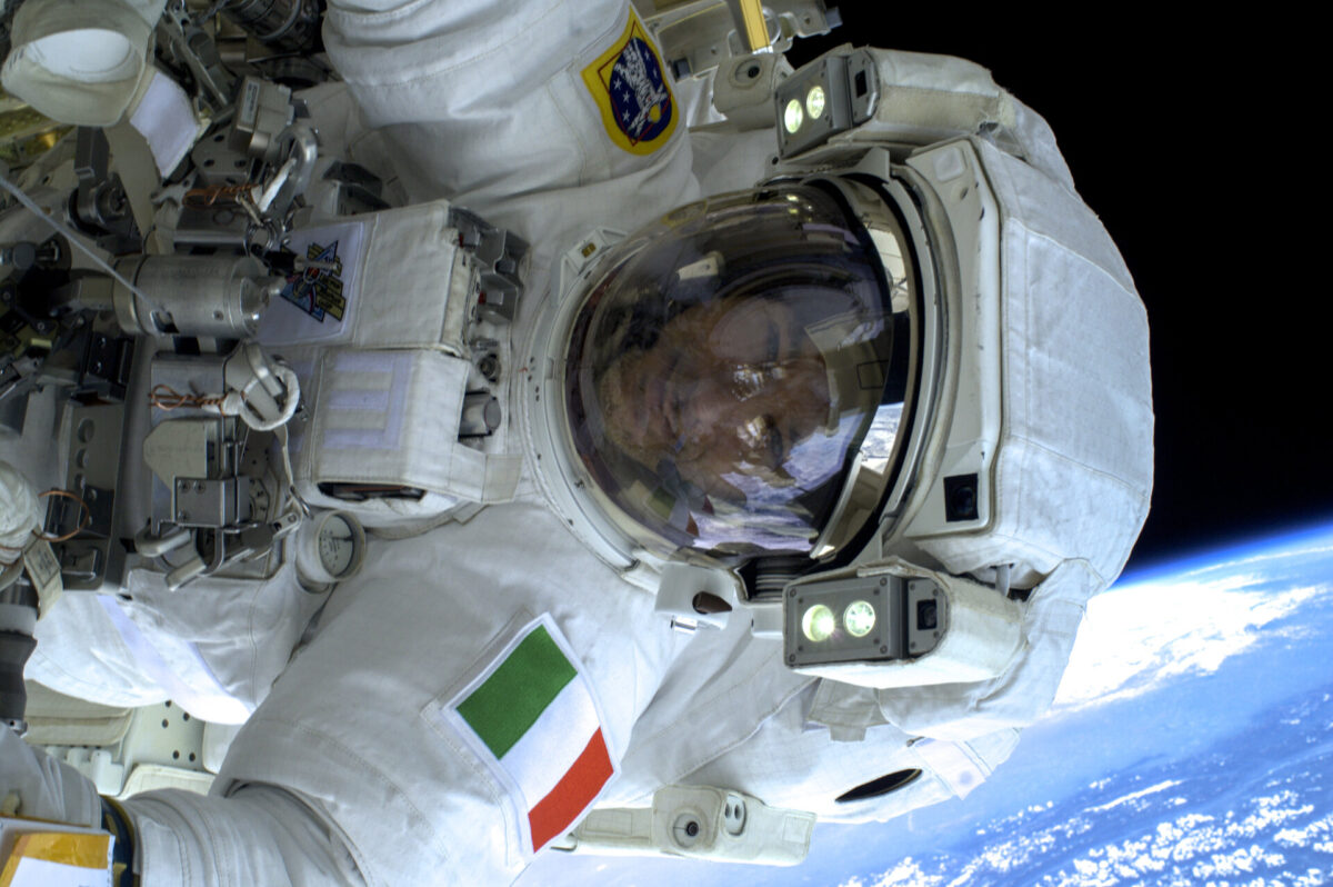 Luca Parmitano durante una caminata espacial. El astronauta italiano de la ESA formará parte de la tripulación de Artemis III como piloto de la nave Orion
