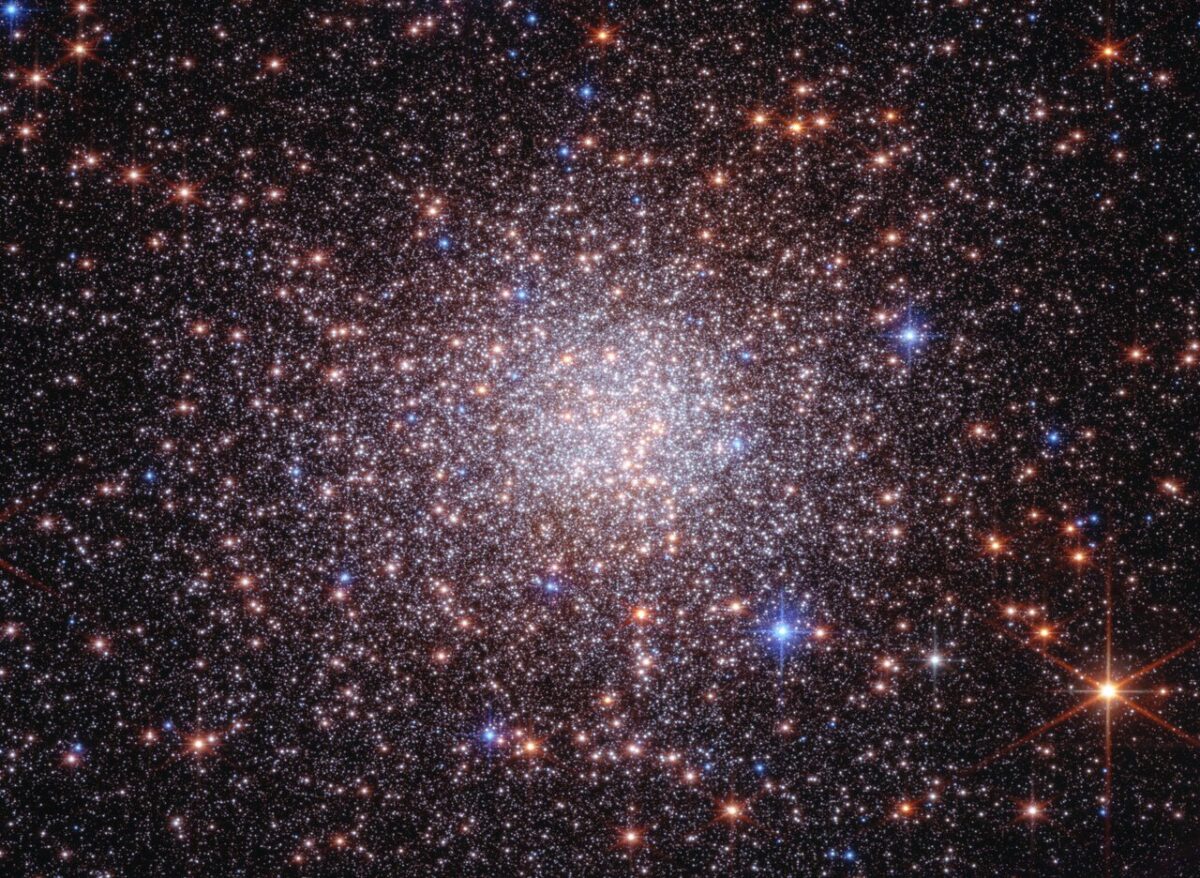 Terzan 5 observado por Webb y Hubble en el centro de la Vía Láctea