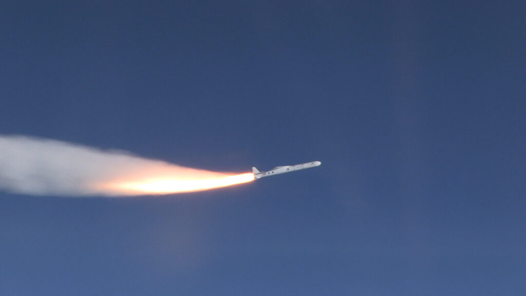 Imagen de la maniobra de ascenso tras la liberación del Pegasus del avión nodriza. Fuente: NASA