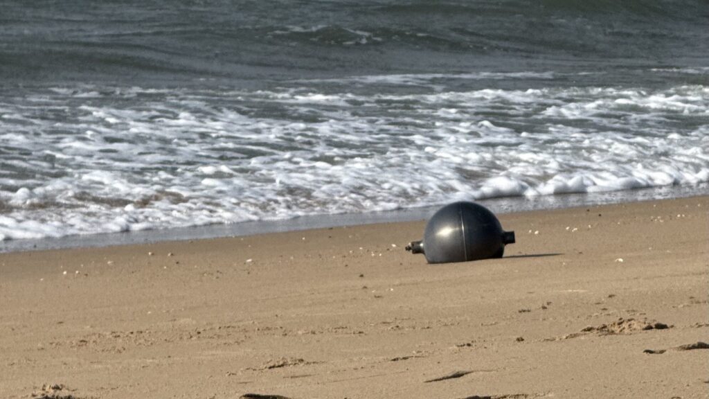 Imagen del tanque de presión varado en la playa. Australian Space Agency