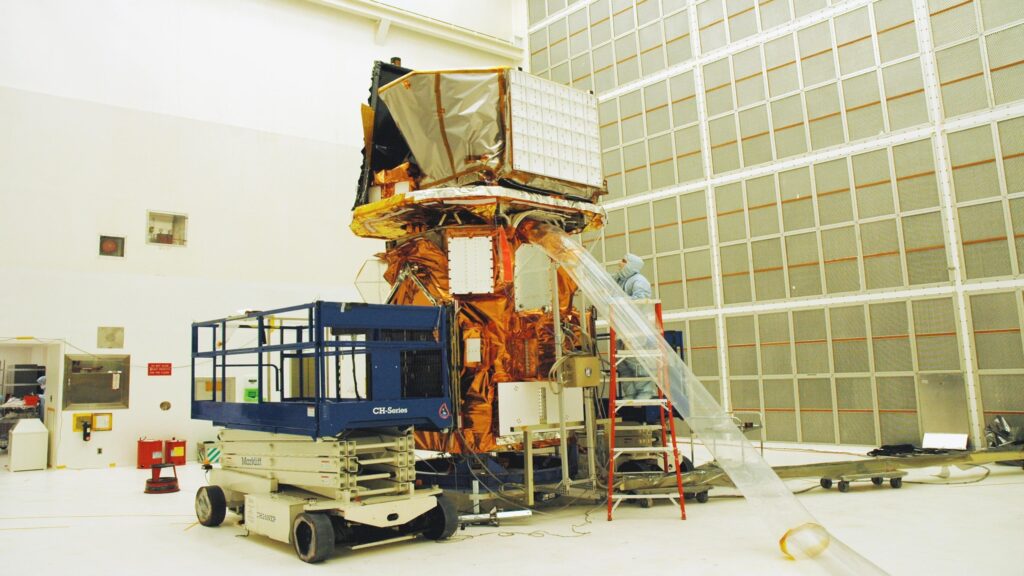 Imagen del Telescopio Espacial Swift en la sala blanca durante su fase de pruebas antes del lanzamiento. Fuente: NASA