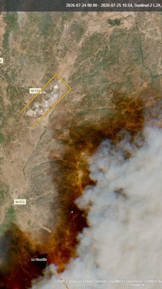 Detalle satelital del complejo de la NASA junto al frente del incendio