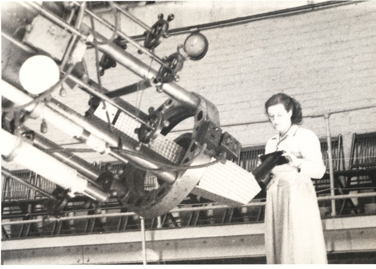 Nancy Grace Roman con un telescopio