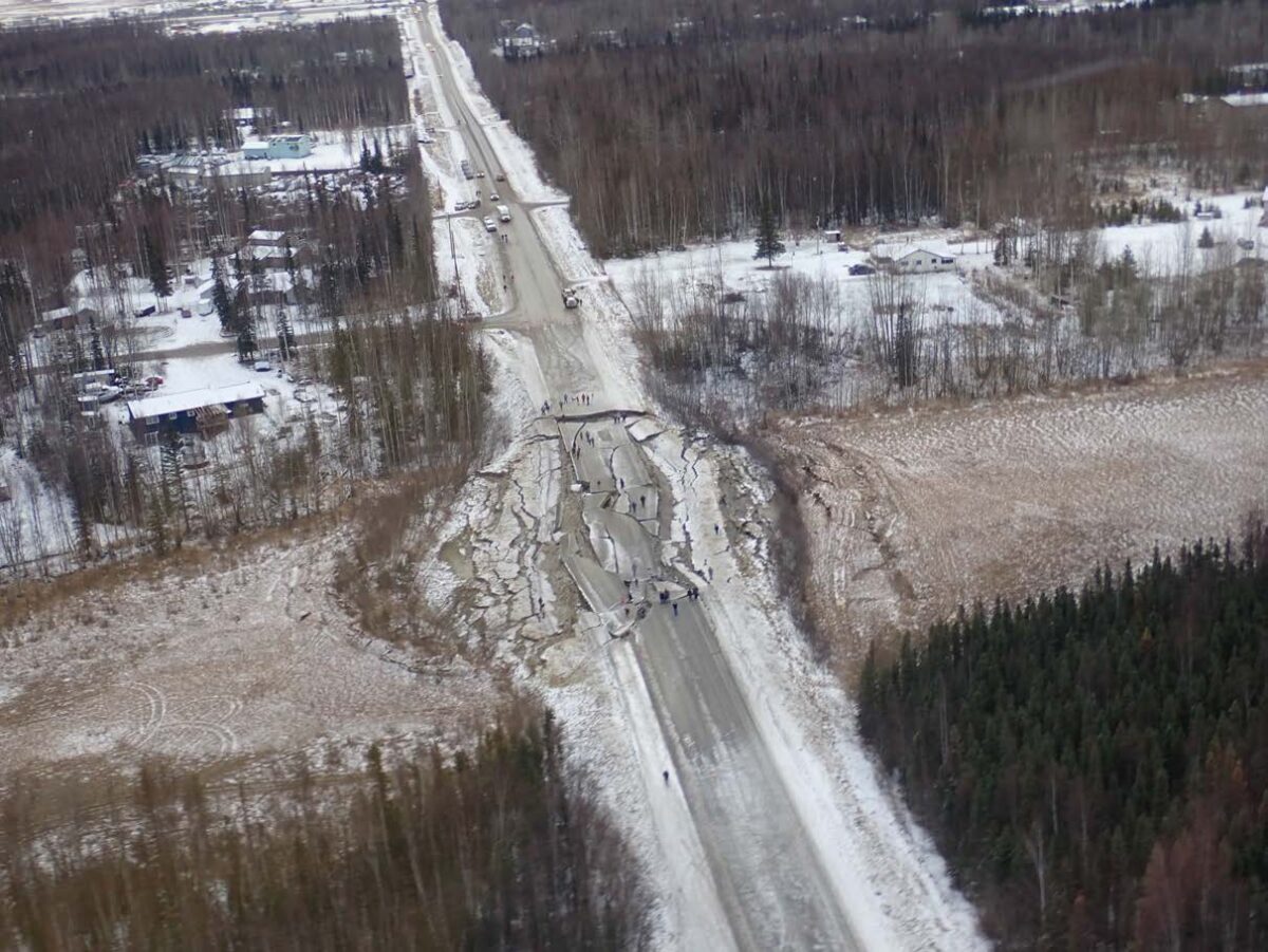 Licuefacción en una carretera en Alaska tras un sismo