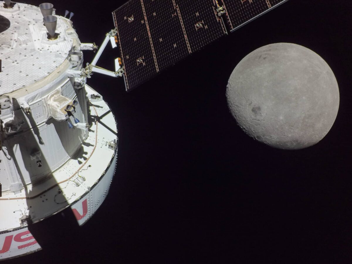 Fotografia tomada desde el Módulo de Servicio Europeo en la que se ve una sección de este y la Luna