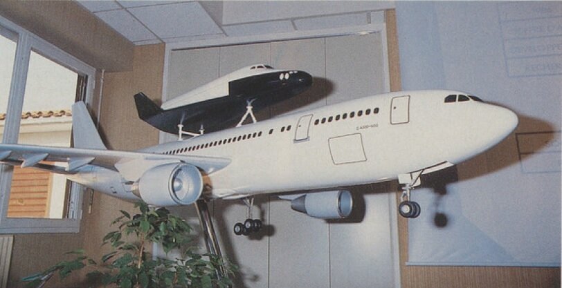 Una maqueta de un A300 con el Hermes sobre su parte superior en su configuración de transporte a Korou