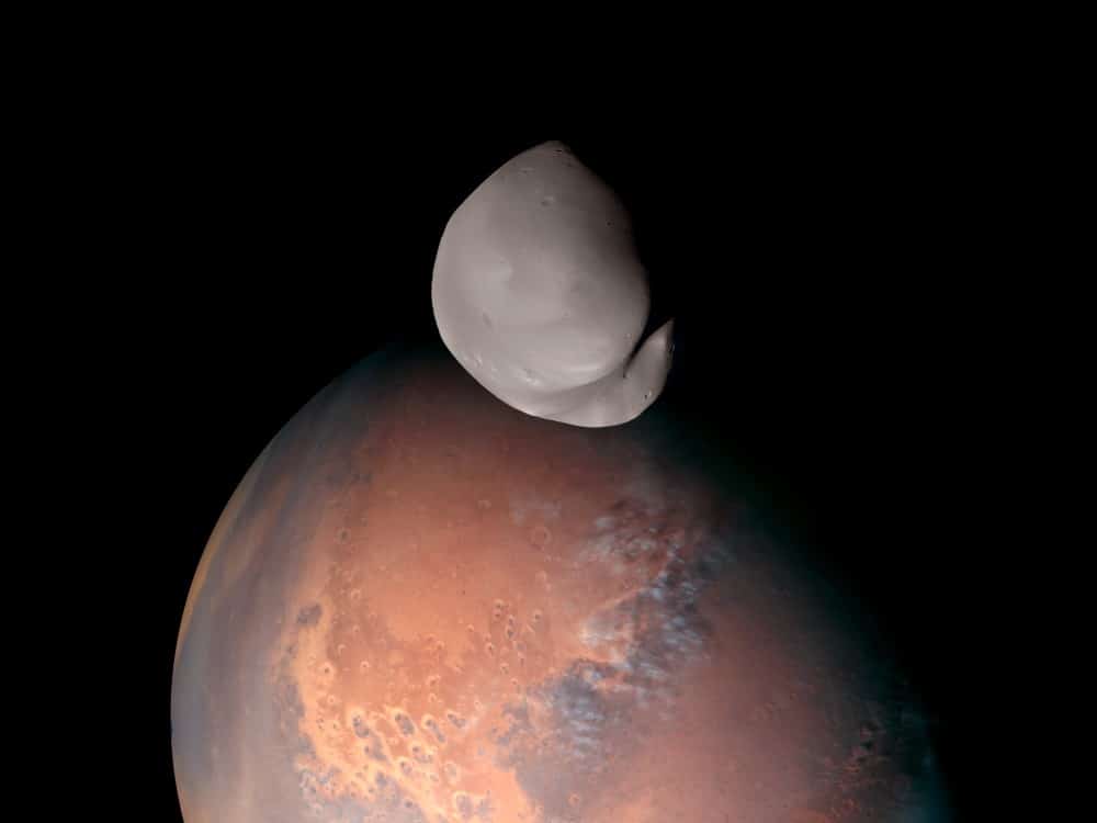 Fotografía de Deimos con Marte al fondo