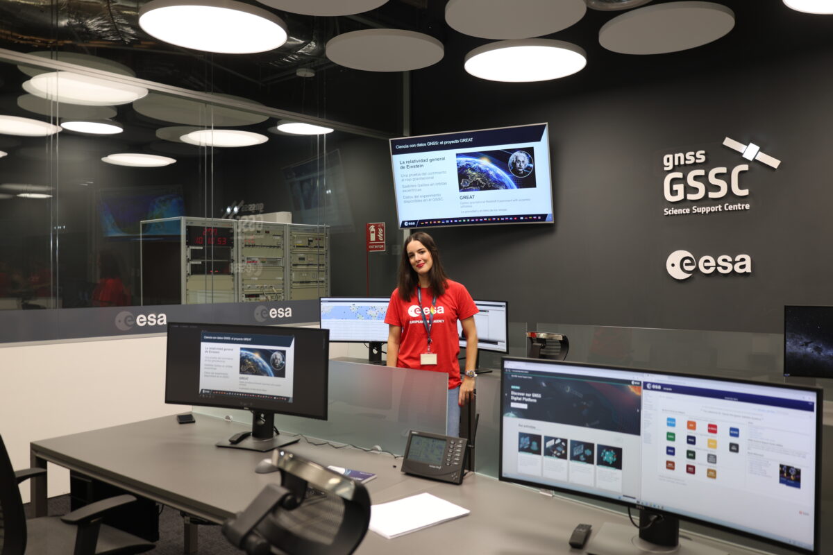 Imagen de la sala de control del servicio de apoyo a la ciencia de Galileo ubicado en el ESAC con una de sus trabajadorass
