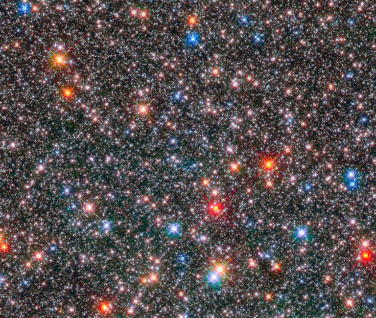 Hubble captures glittering crowded hub of our Milky Way 768x650 1