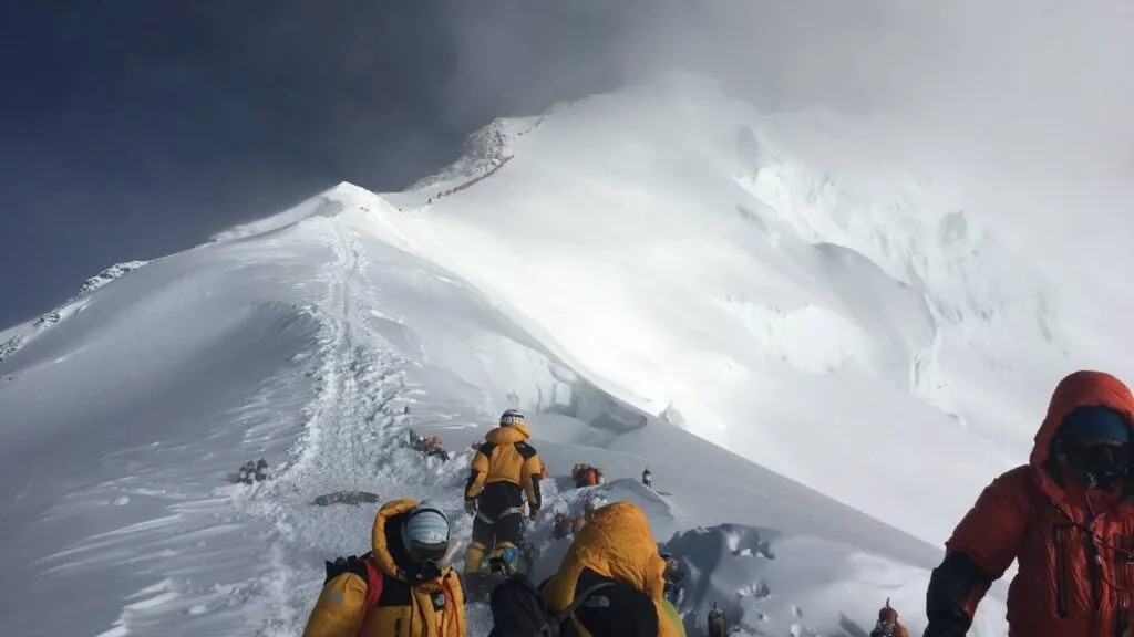 Calor deshielo y microplasticos lo que revela la mayor expedicion realizada en el Everest