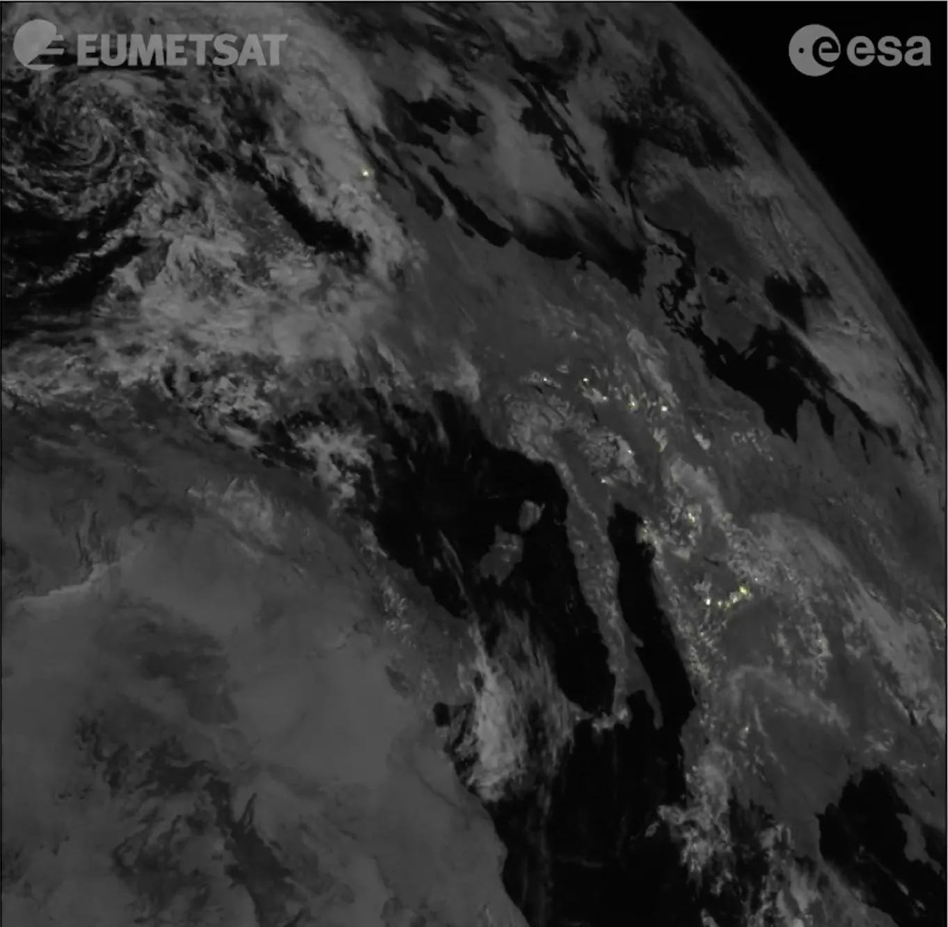 Imagen de Africa y Europa donde se observa la caida de rayos en uno de los videos distribuidos